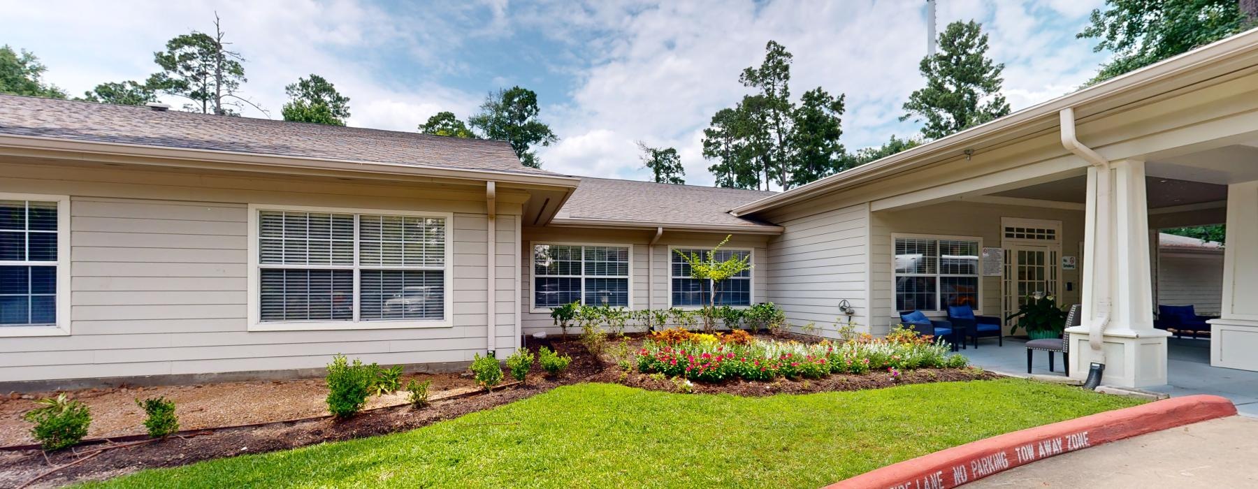 The Auberge at The Woodlands driveway